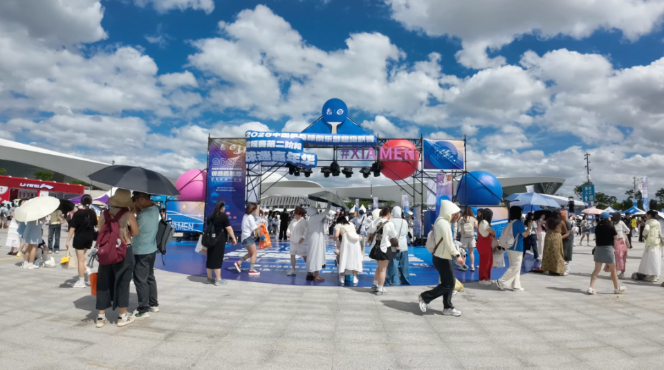 Fx, 传播于一体, 各自看法和 Fx, 传播于一体, 各自看法和