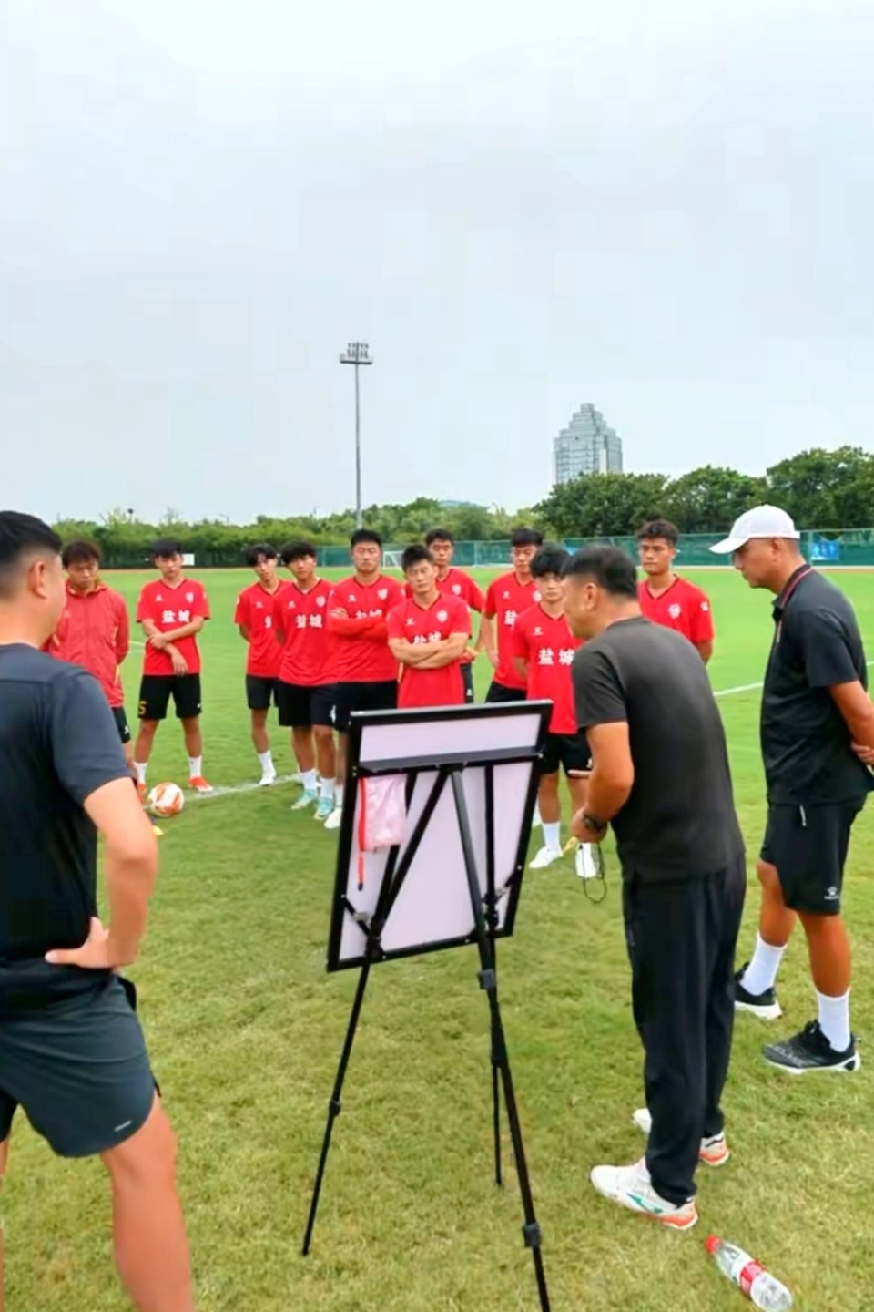 现身场边指 现身场边指